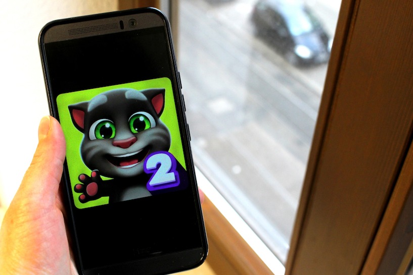 Ein virtuelles Haustier, welches auch viel Spaß machen kann. Smartphone, Spiel, Pause, Katze